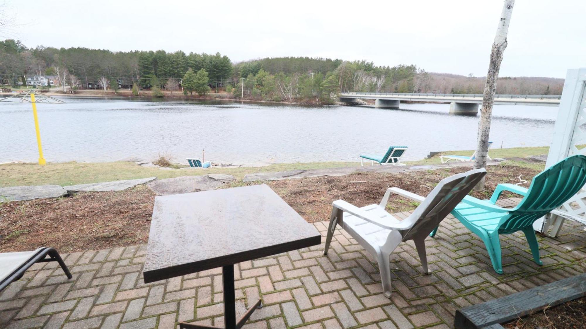 Algonquin Lakeside Inn Dwight Buitenkant foto