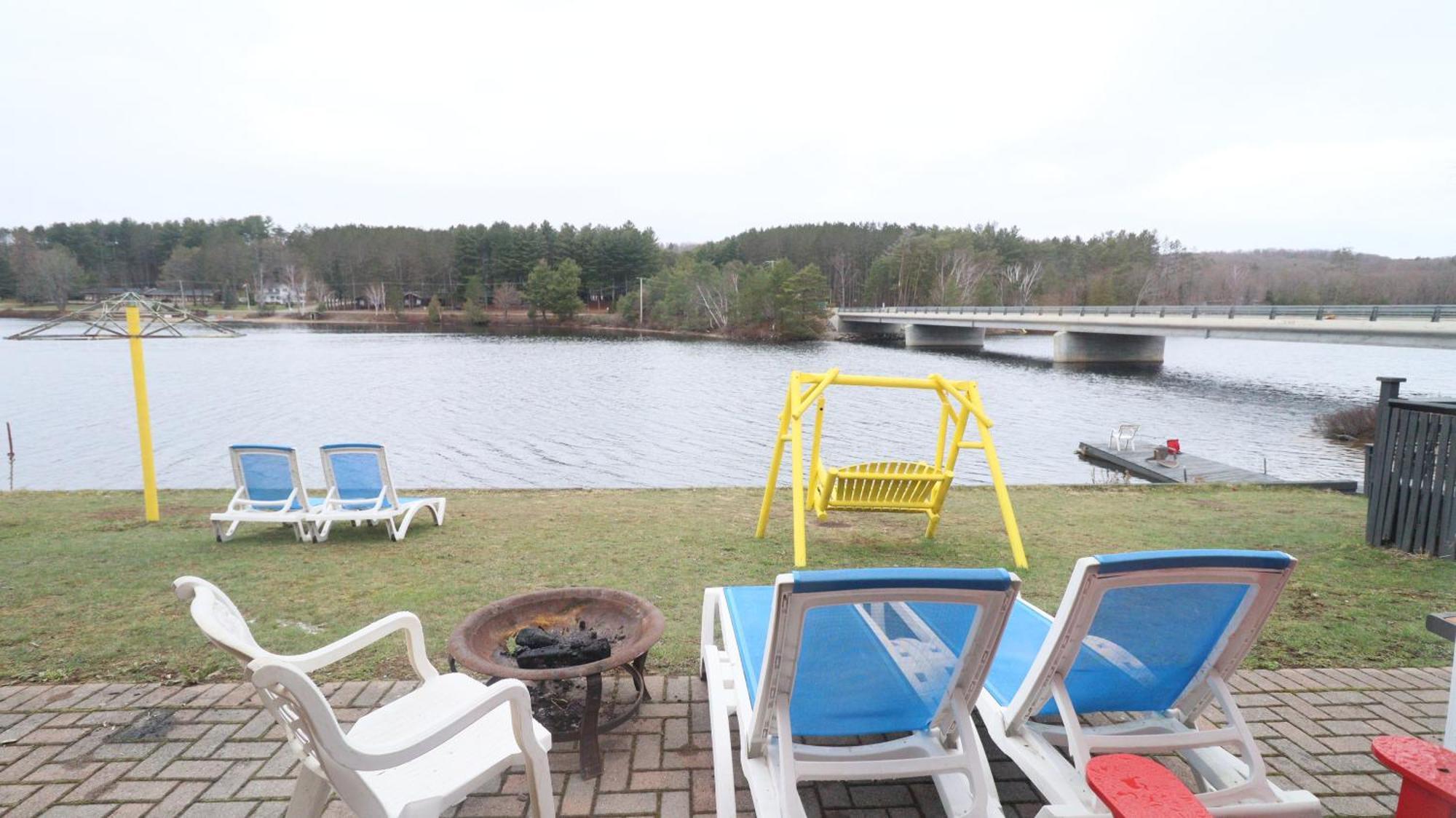 Algonquin Lakeside Inn Dwight Buitenkant foto