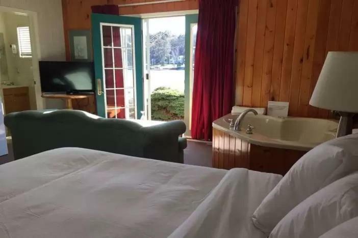 Algonquin Lakeside Inn Dwight Buitenkant foto