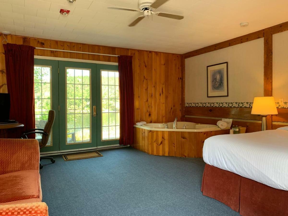 Algonquin Lakeside Inn Dwight Buitenkant foto